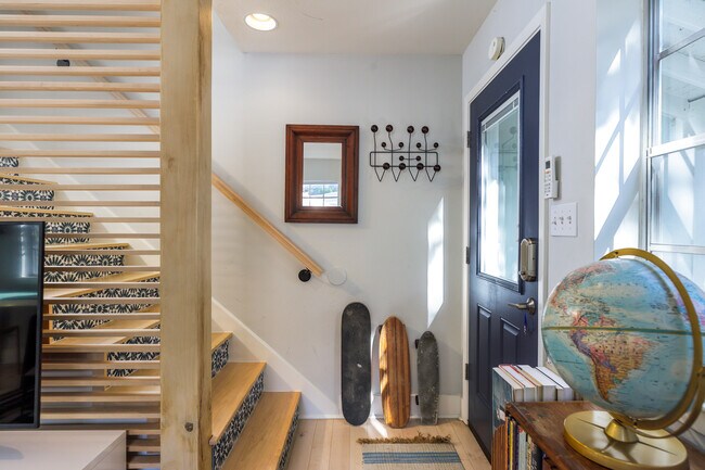 Building Photo - 1702 Drake Ave