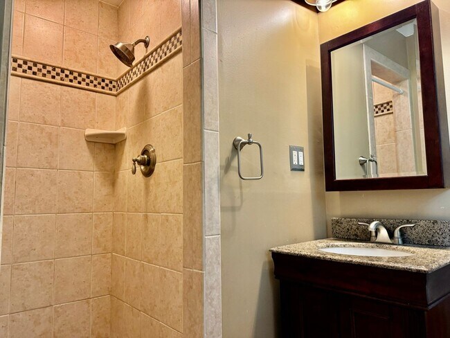 Building Photo - Nice 4BR Home in Perfect Location