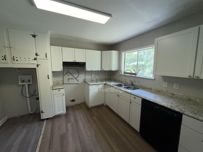 Building Photo - 3341 Suncrest Dr