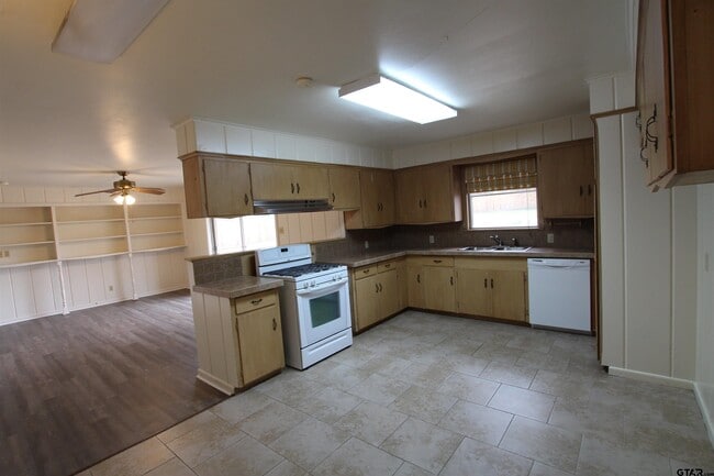Building Photo - 2725 Tanglewood Dr