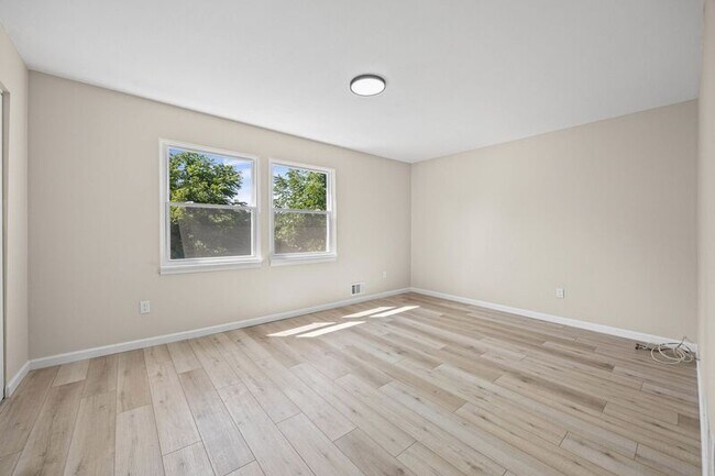 Building Photo - 14 Elm St