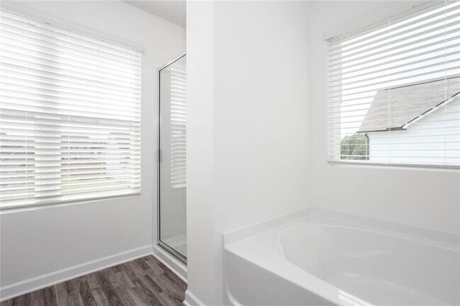 Building Photo - 590 River Run Dr