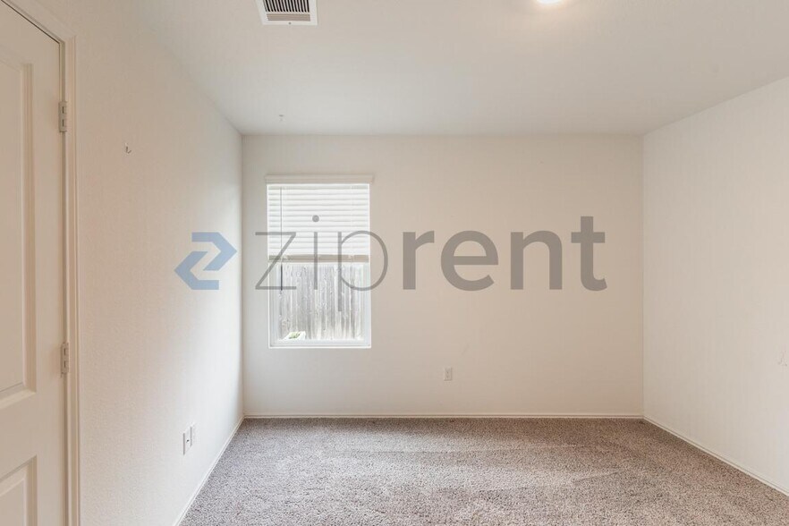 Building Photo - 206 Silver Glen Dr