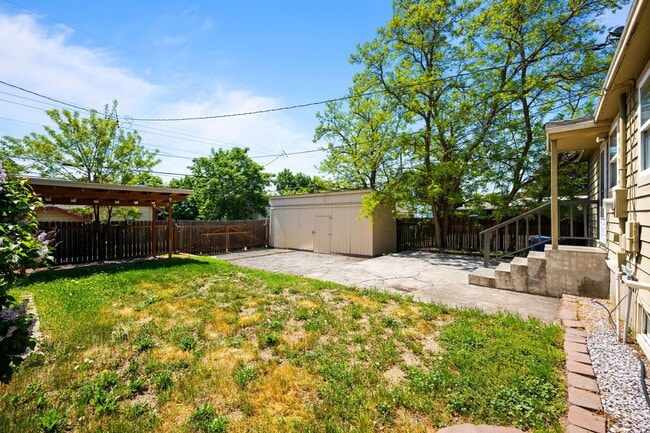 Building Photo - 5 Bedroom Northeast Spokane Home! - Availa...