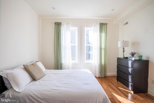 Building Photo - 2246 Sears St