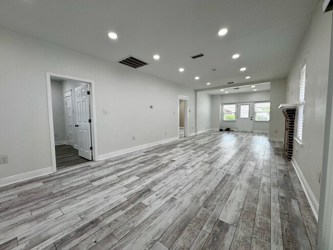 Building Photo - 409 S Willow Ave