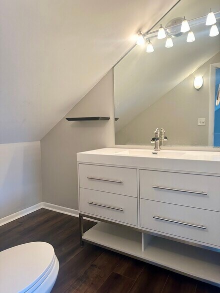 Building Photo - 720 Main St