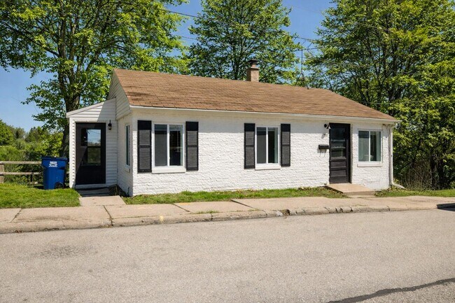 Building Photo - 446 N Powers St