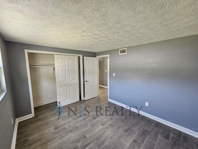 Building Photo - Gorgeous 3/1 1080sf with UPDATED kitchen, ...