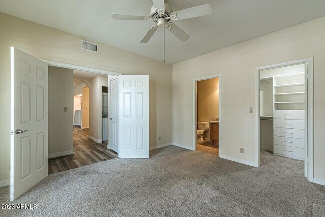 Building Photo - 9708 E Vía Linda