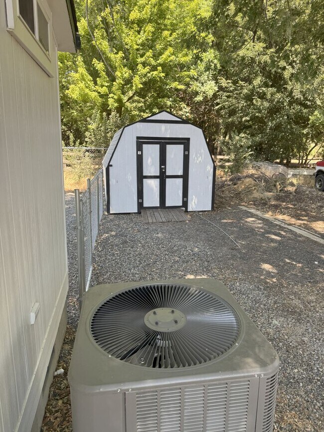 Building Photo - Large Echo home for rent