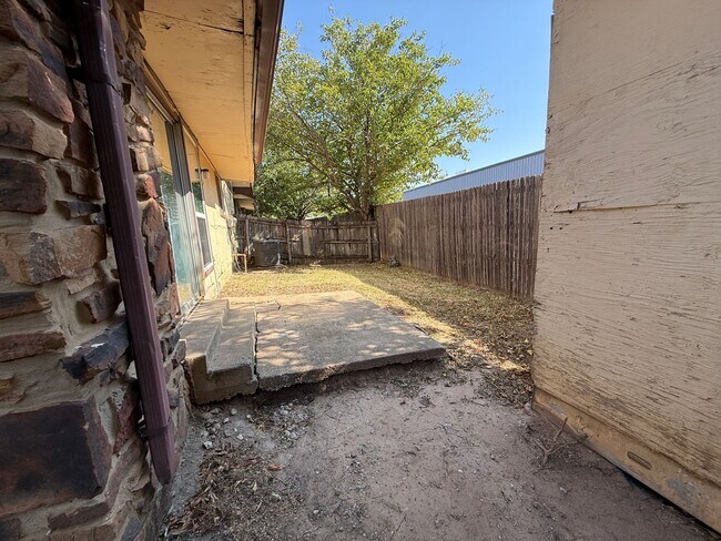 Building Photo - 4313 S Maplewood Ave