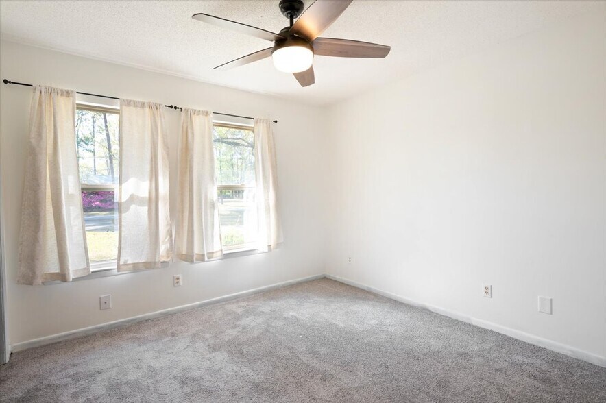 Building Photo - 248 S Topi Trl