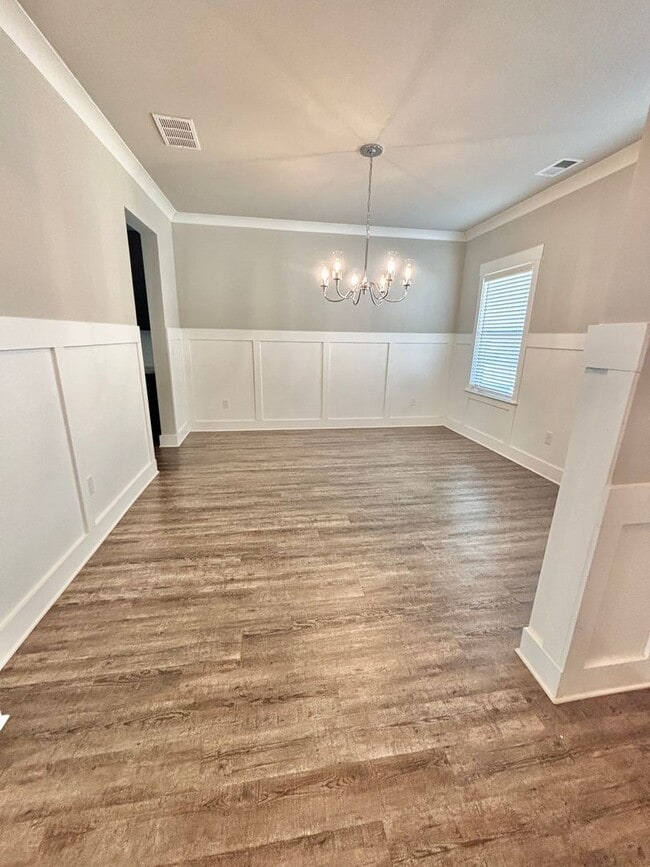 Building Photo - Immaculate Home