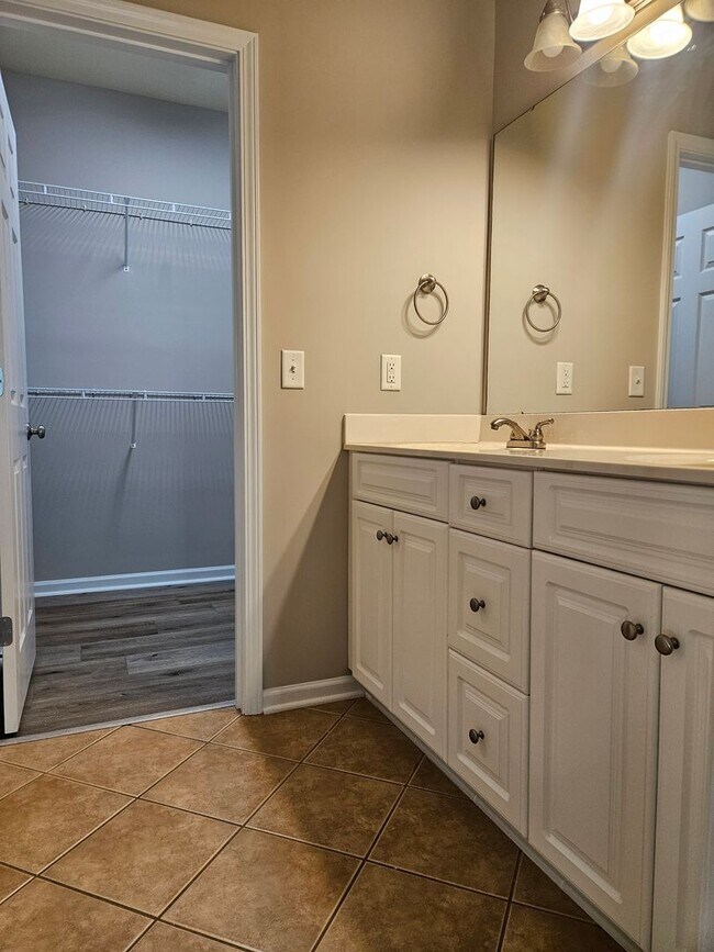 Building Photo - 350 Hanna Dr