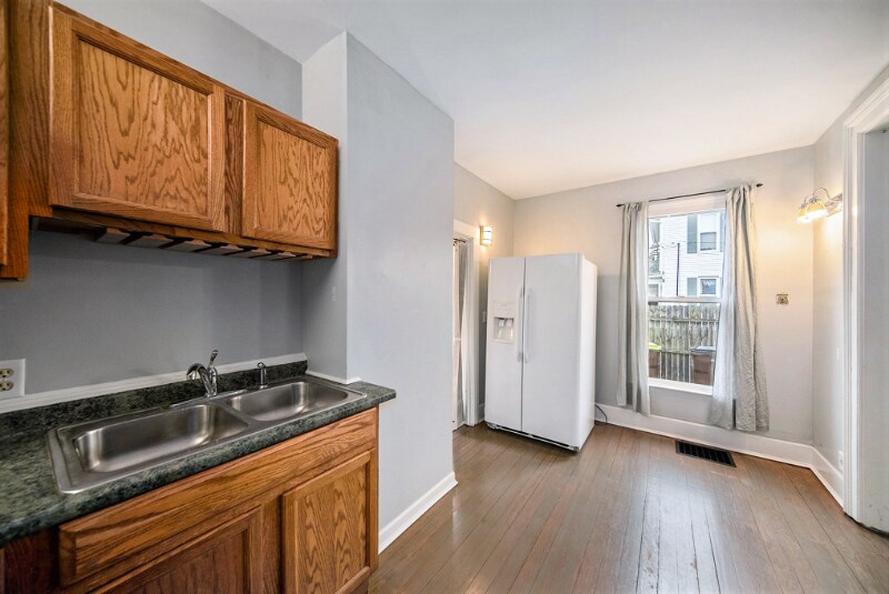 Building Photo - 212 Kilbuck St E