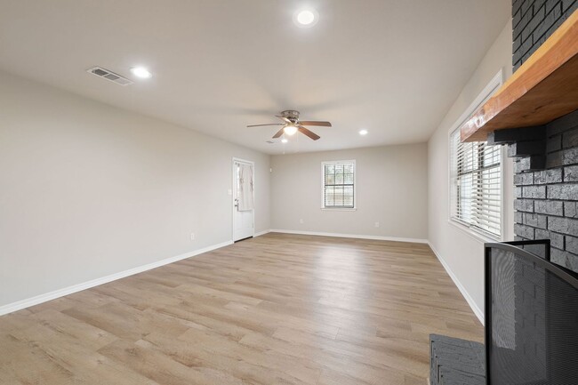 Building Photo - Gorgeous 4/2 Renovated Home in the Heart o...