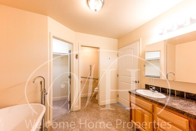 Building Photo - Spacious Home with Vaulted Ceilings