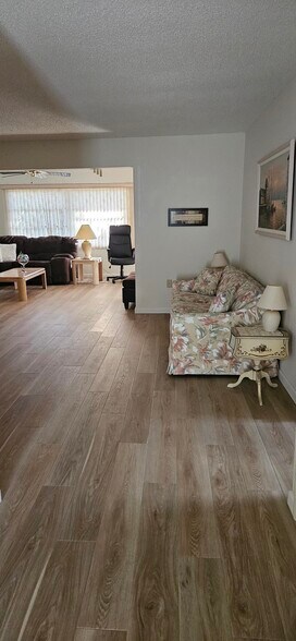 Building Photo - 6215 Green View Cir