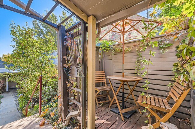 Building Photo - 2-Bedroom in Newlands with Secret Garden & Suite