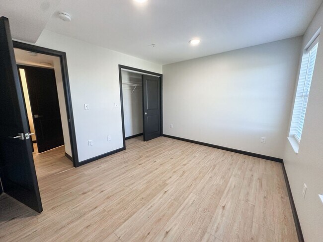 Building Photo - New! Beautiful 2 Bed, 1.5 Bath Apartment i...
