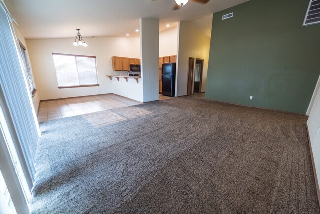 Building Photo - 4 Bedroom 2 Bath Home for Rent