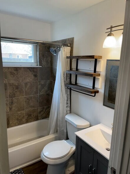 Main Bathroom (Tub/Shower) - 9291 High St