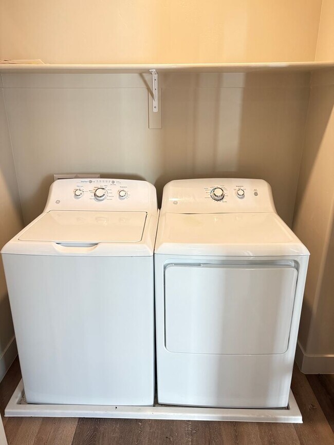 Building Photo - BEAUTIFUL TOWNHOME!