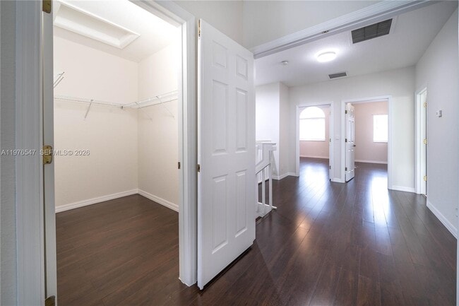 Building Photo - 5327 SW 40th Ave