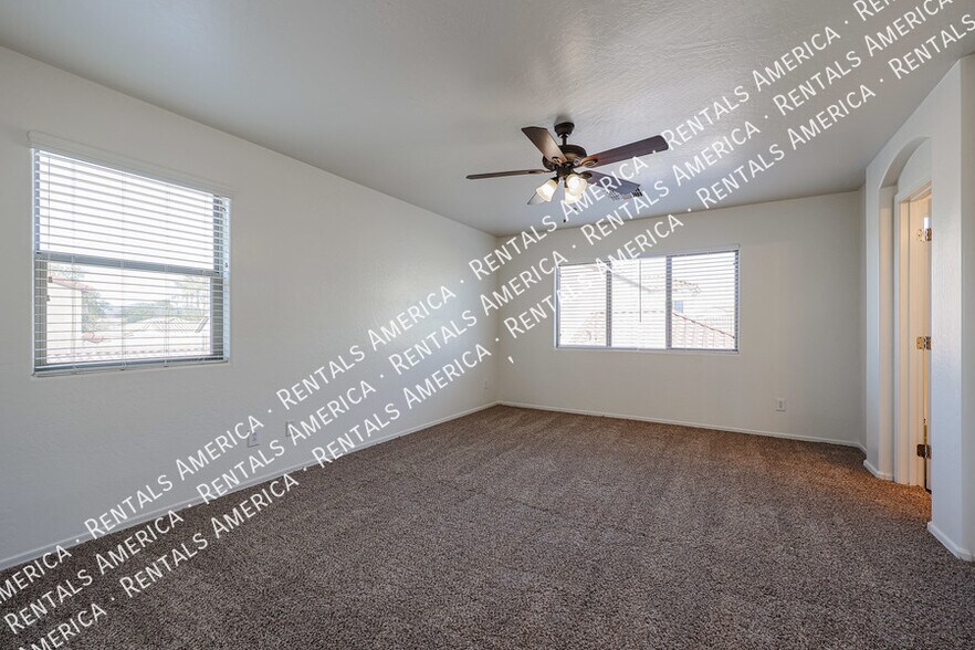 Building Photo - 323 N 76th Pl