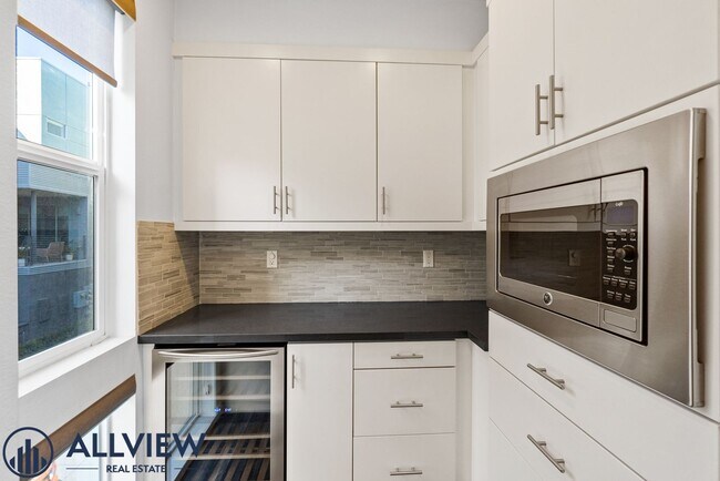 Building Photo - Beautiful three story live/work townhome i...