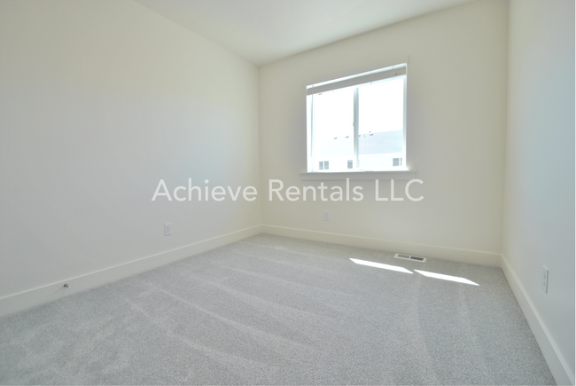 Building Photo - 360 N 2650 W