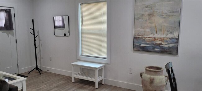 Building Photo - 987 Fair St SW