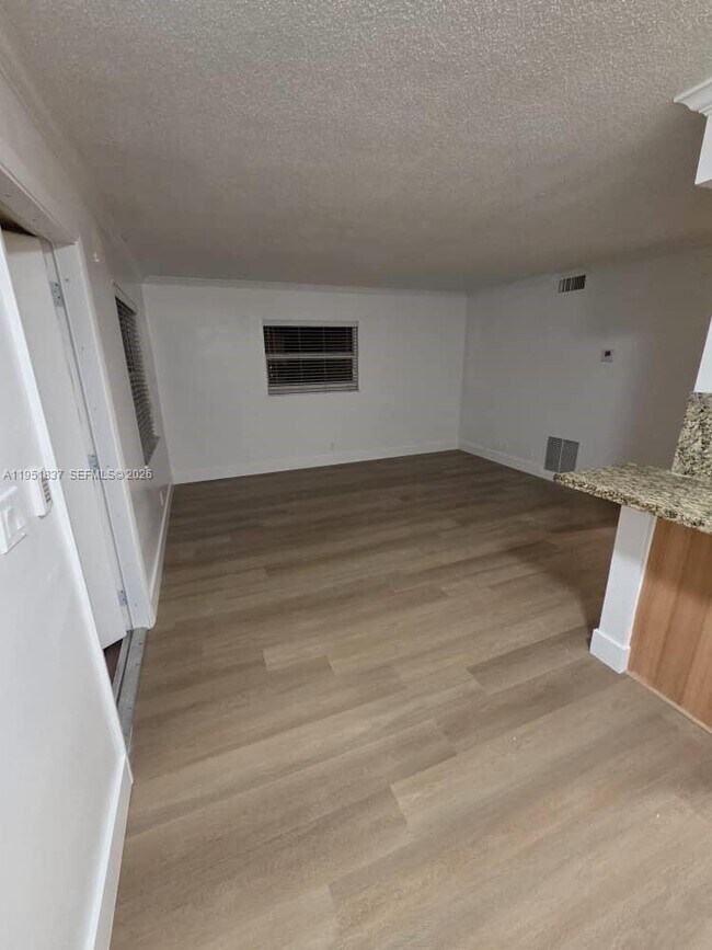 Building Photo - 1125 NE 16th Pl