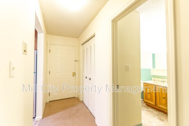 Building Photo - 19 Country Club Dr