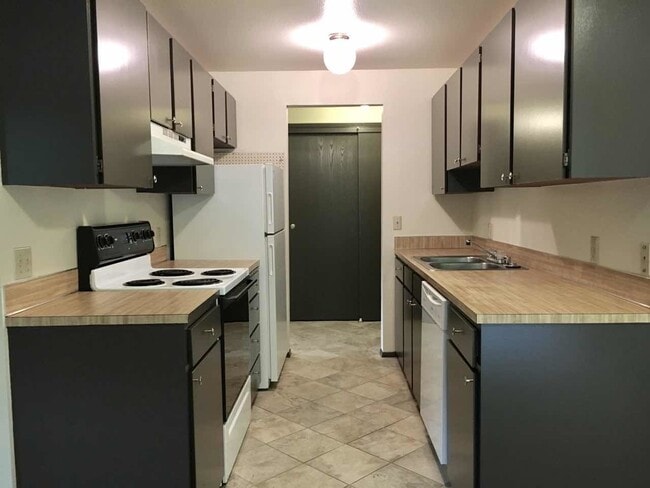 Building Photo - Don't Miss This Beautiful 2 Bed, 1 Bath To...