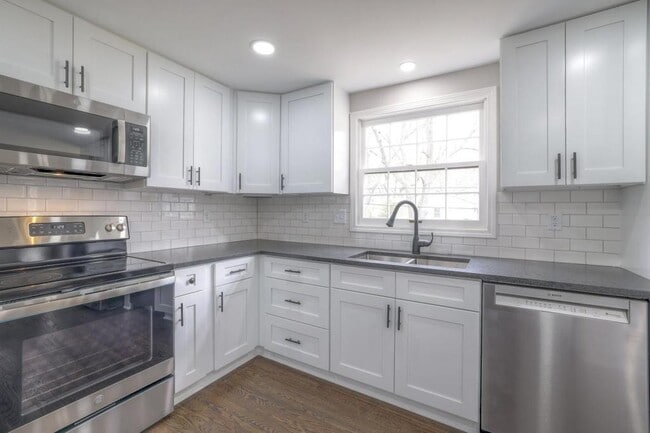 Building Photo - 10530 W 92nd Pl