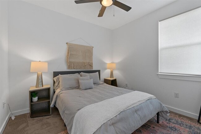 Building Photo - 2411 E 11th St