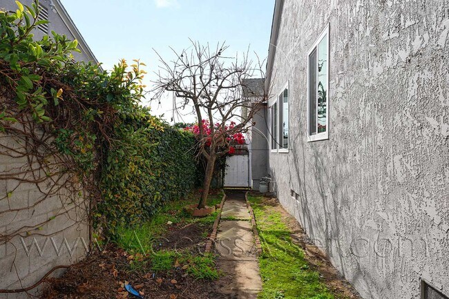 Building Photo - Spacious 4 Bed/2 Bath Home With EV Charger In Torrance!