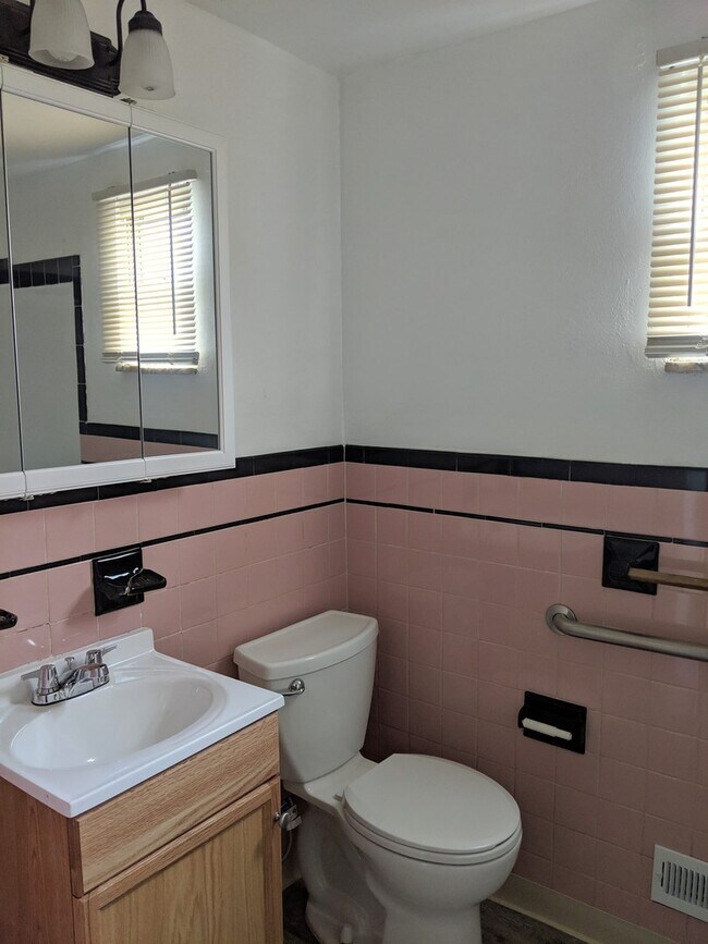 Building Photo - Beautifully Kept 4 Bedroom House next to U...