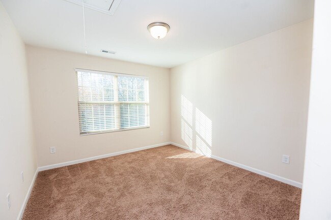 Building Photo - Spacious 5 Bedroom, 3 bath home in Greensboro with 2 car garage