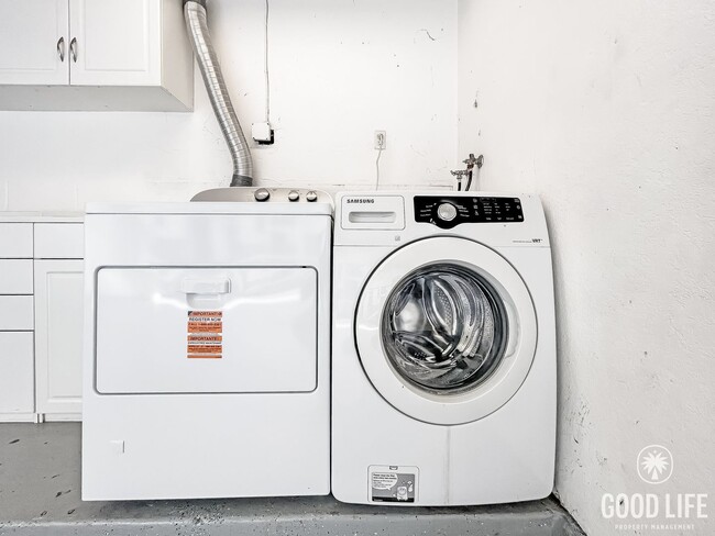 Building Photo - Beautiful 2BD/2.5BA W/ Updated Kitchen, and Attached Garage in Bay Ho!