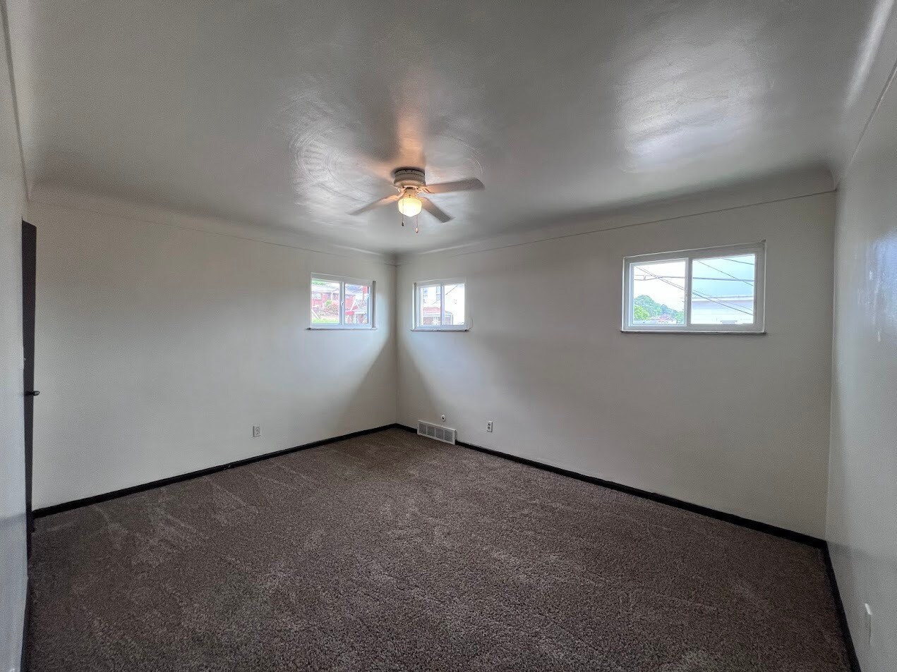 Building Photo - 609 8th St