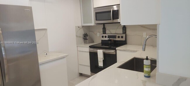 Building Photo - 400 Kings Point Dr