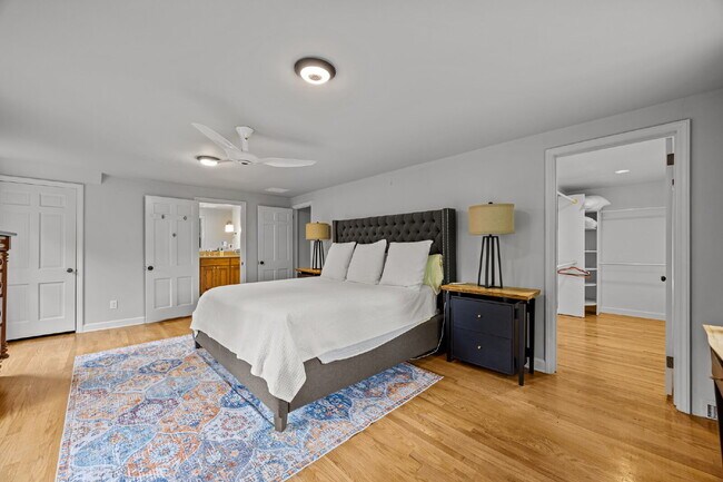 Building Photo - Charming Furnished Estate with Full-Servic...