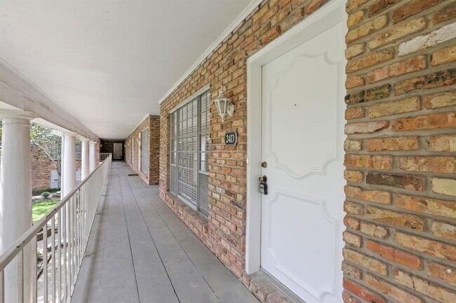 Building Photo - 2121 Fountain View Dr