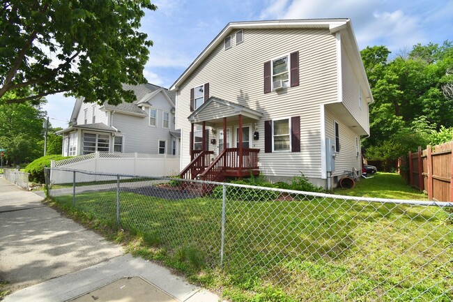 Building Photo - Newly Renovated Duplex Style Units | All New Appliances + Off Street Parking * 2 UNITS AVAILABLE *