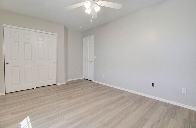 Building Photo - 2026 E County Down Dr