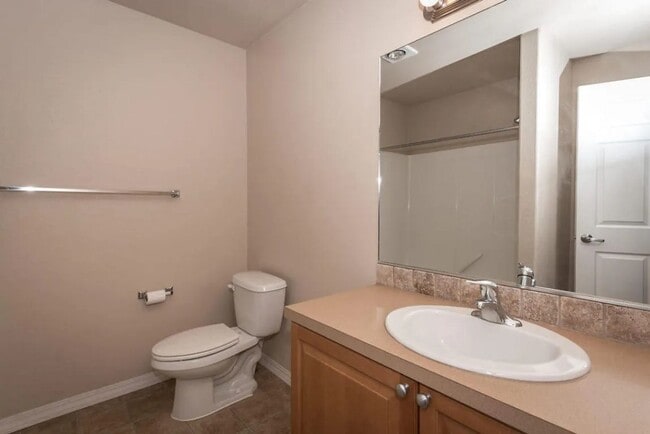 Building Photo - Spacious 3 Bed 2 Bath Condo