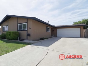 Building Photo - Spacious 3 Bedroom / 2 Bath Home in Northeast Bakersfield